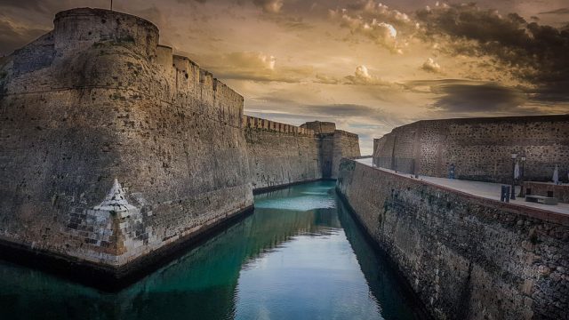 L’attribut alt de cette image est vide, son nom de fichier est Murallas-Ceuta-Espana-mehdi-charia-Shutterstock-640x360-1.jpg.